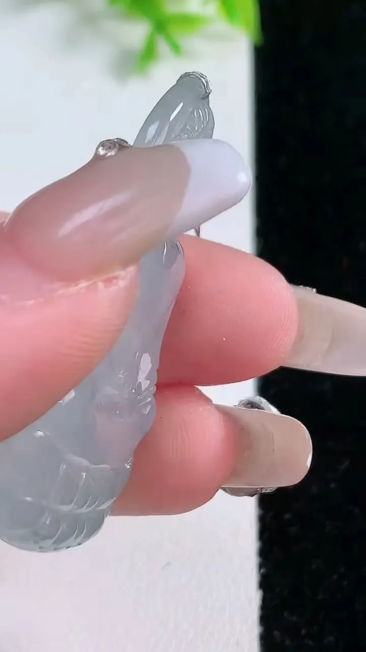 天然A货翡翠冰种飘花观音菩萨吊坠，尺寸44.2-22.2-5.4，重量:9.31g
1月16日