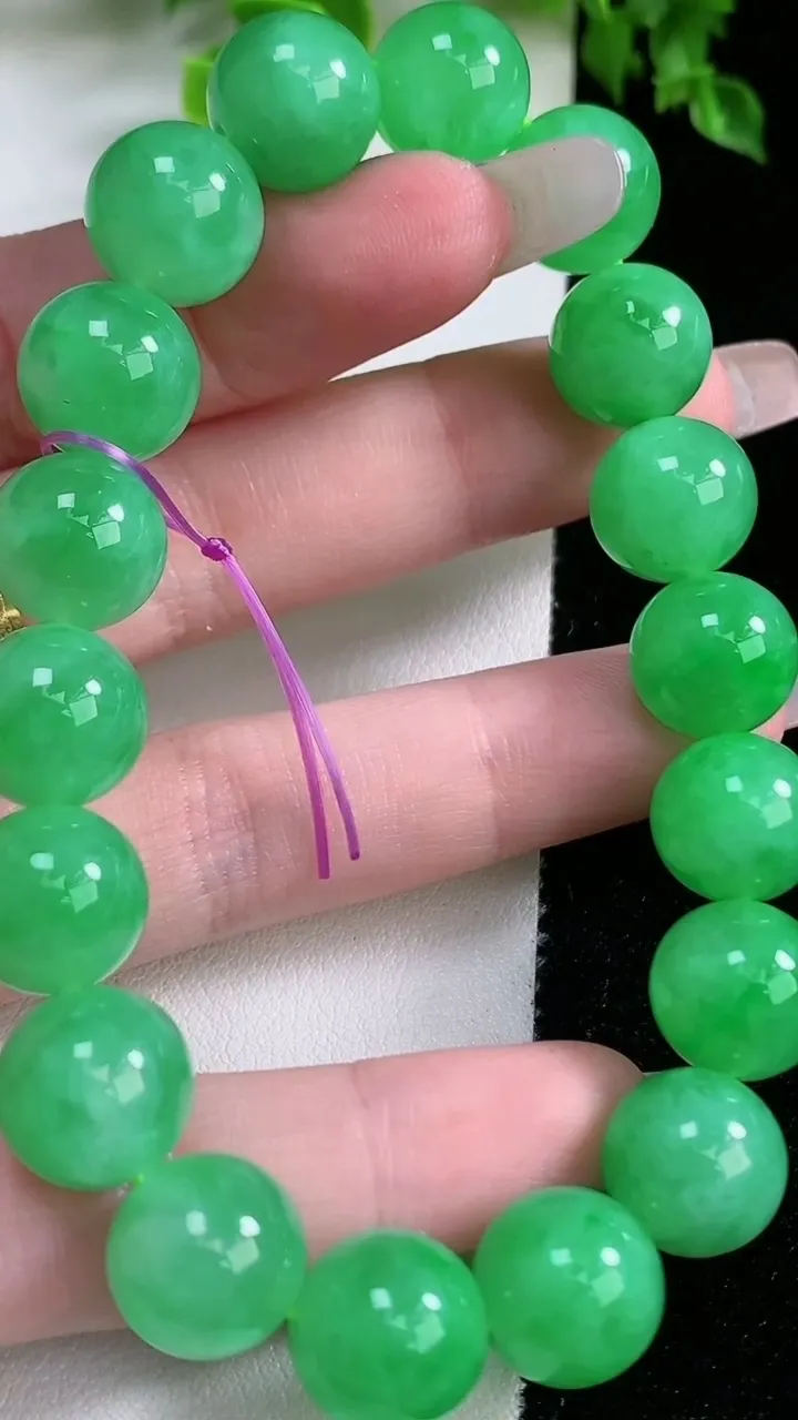 天然A货翡翠圆珠手串，尺寸11.7-18颗，重量:49.93g1月16日
工厂直销收藏佳品,种好水足，色泽均匀，有种有色，上手高大气！