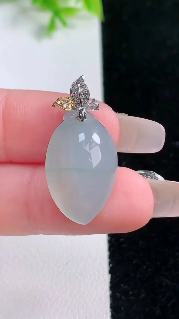 天然A货翡翠种飘花寿桃吊坠，尺寸22.8-14-8.3，重量:4.06g
1月16日