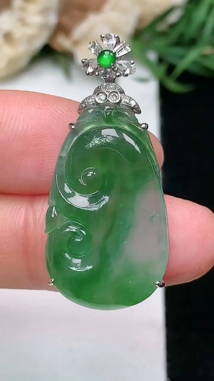 天然A货翡翠如意吊坠，尺寸25-15.2-5.5，重量:3.88g
1月16日