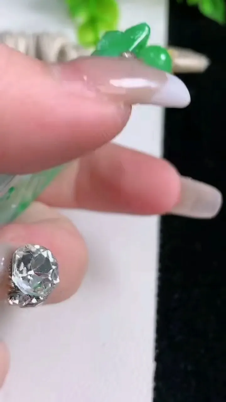 天然A货翡翠山水牌吊坠，尺寸57.3-38.8-6，重量:38.82g
1月16日