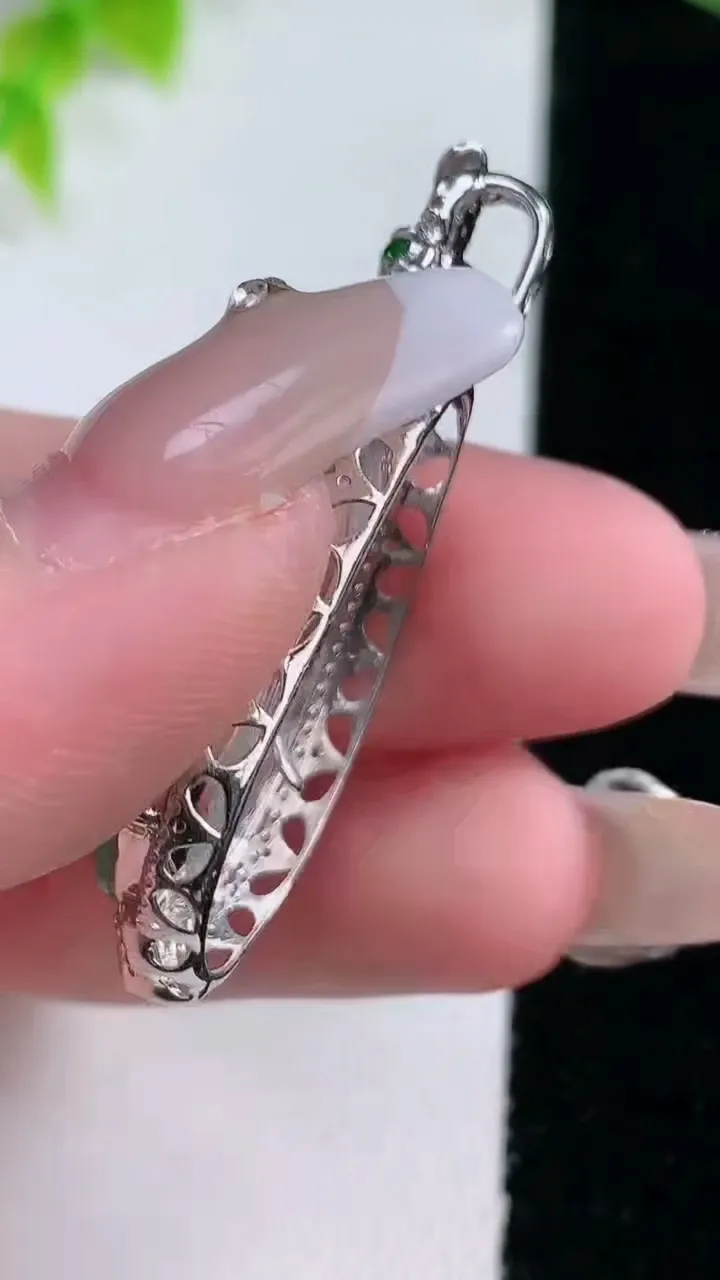 天然A货翡翠福豆吊坠，尺寸31.3-16.3-8.6，裸石25.4-13.6重量:6.90g
1月16日