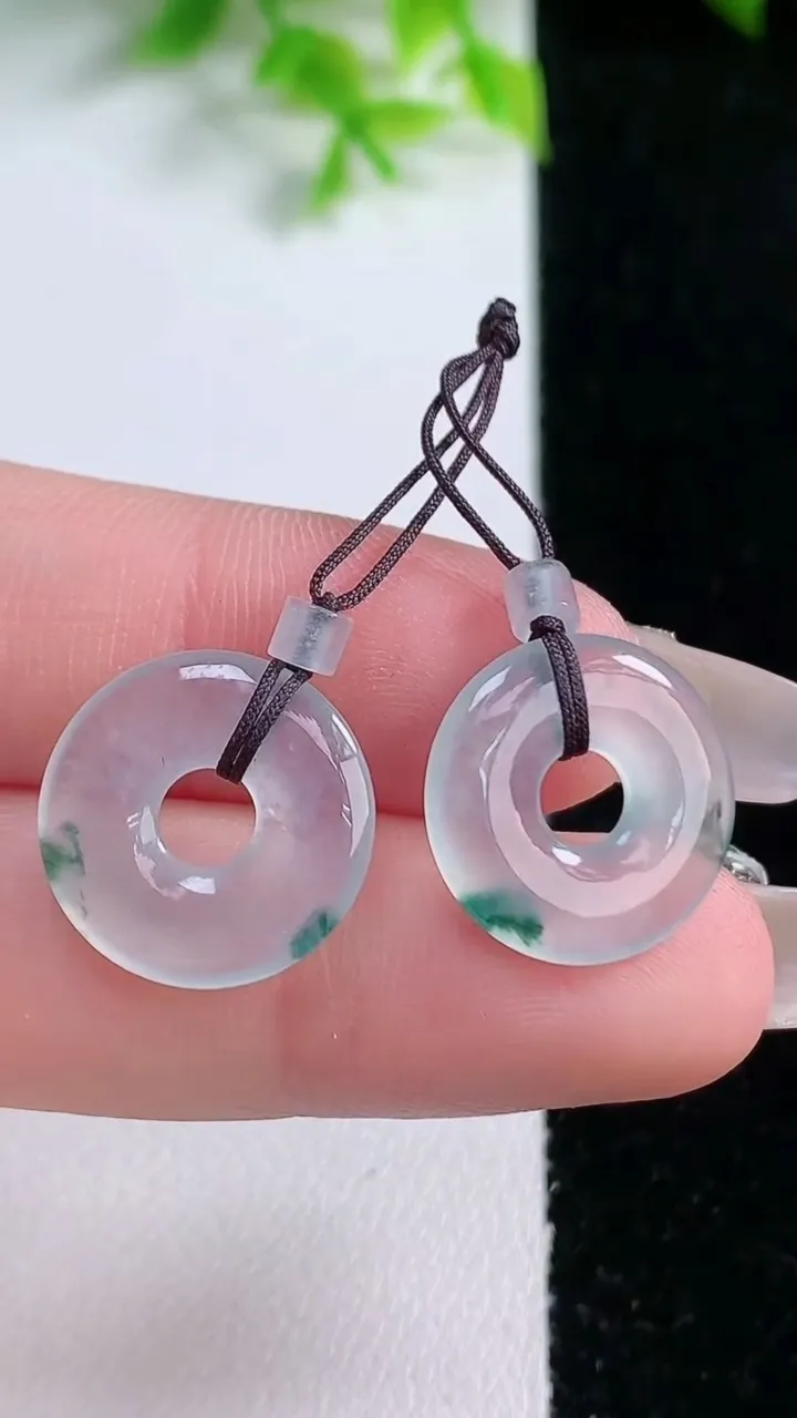 天然A货翡翠冰种飘花平安环吊坠一对，尺寸15.5-2.4，重量:3.18g
1月16日