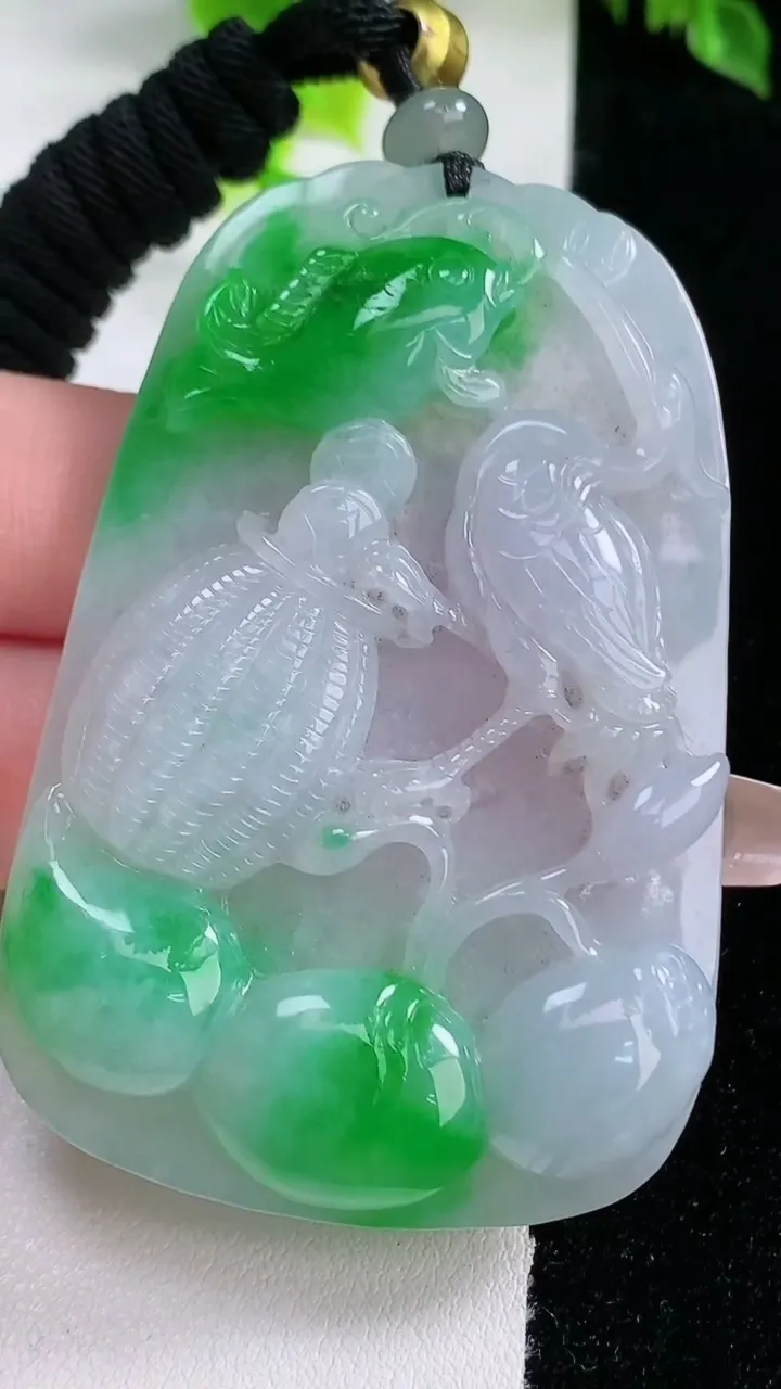 天然A货翡翠喜鹊鱼吊坠，尺寸64-41.7-6.3，重量:42.56g
1月16日