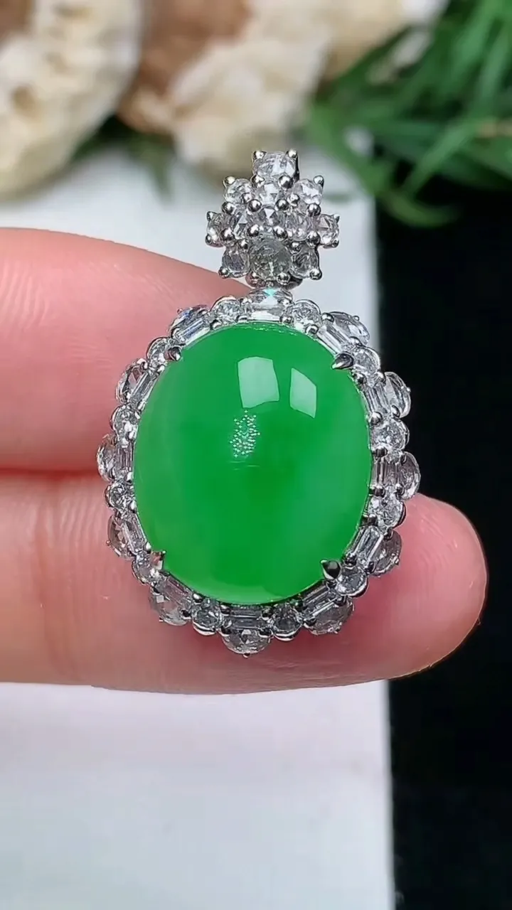 天然A货翡翠蛋面吊坠，尺寸27-17-12.5，裸石14.5-12，重量:5.82g
1月16日