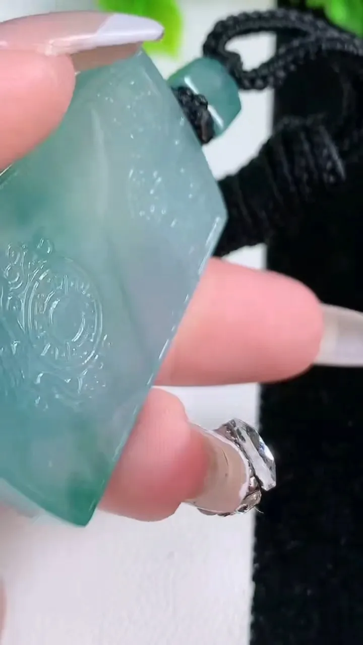 天然A货翡翠种飘花仿古无事牌吊坠，尺寸45.8-32.2-5.2，重量:27.29g
1月16日