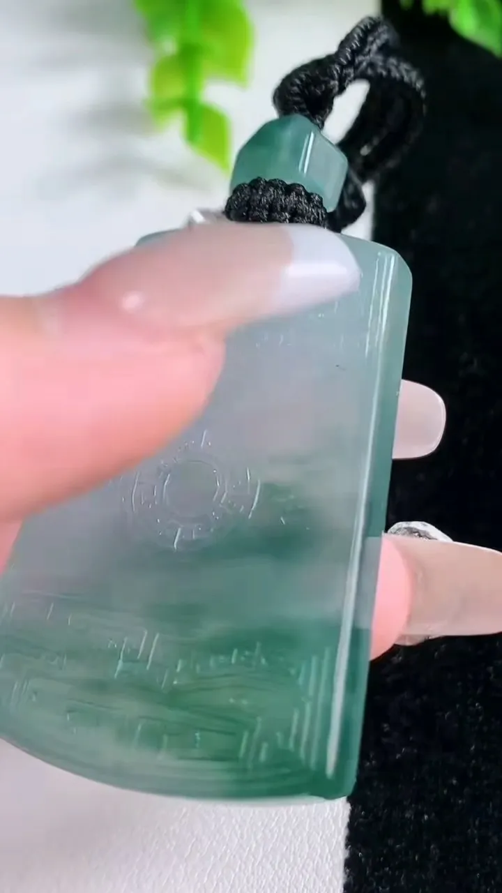 天然A货翡翠种飘花仿古无事牌吊坠，尺寸45.8-32.2-5.2，重量:27.29g
1月16日