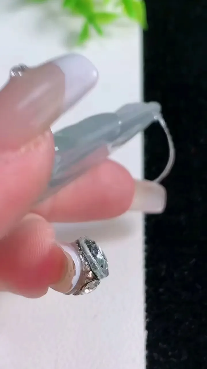 天然A货翡翠观音菩萨吊坠，尺寸49.2-28-5.5，重量:12.85g
1月16日