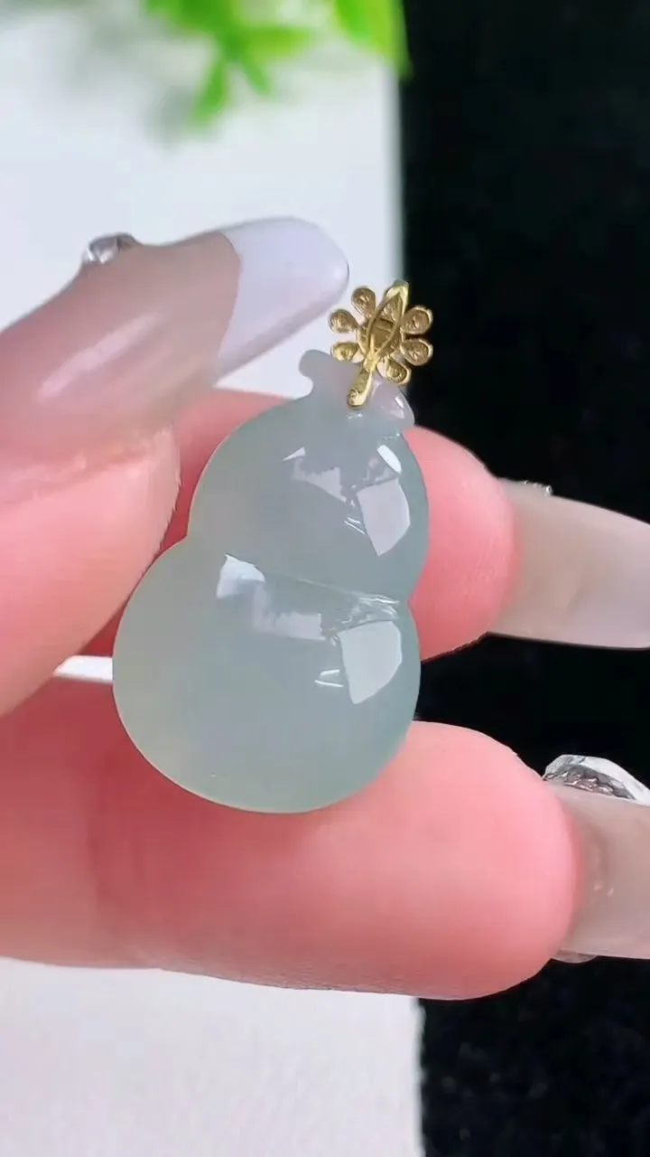天然A货翡翠葫芦吊坠，尺寸23-14.6-8，重量:4.29g
1月16日
