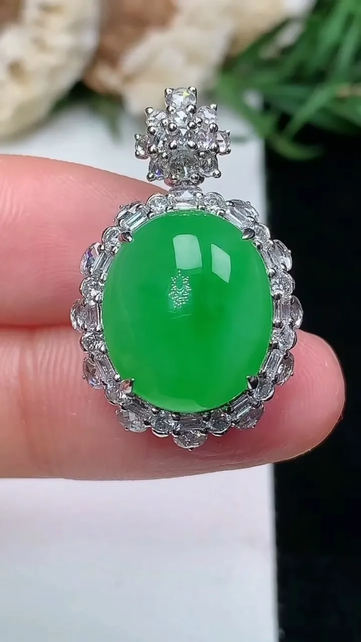 天然A货翡翠蛋面吊坠，尺寸27-17-12.5，裸石14.5-12，重量:5.82g
1月16日