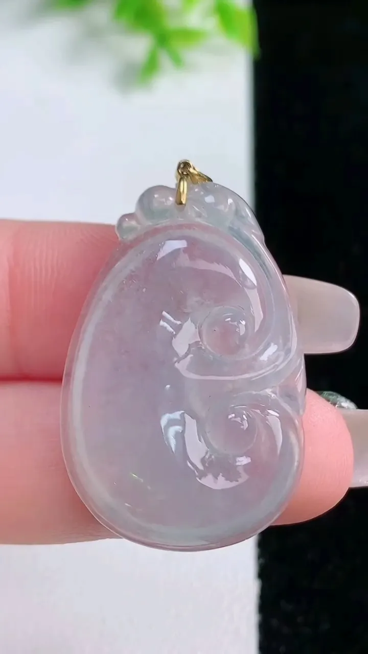 天然A货翡翠种白冰如意吊坠，尺寸32.6-22-4.3，重量:5.87g
1月16日