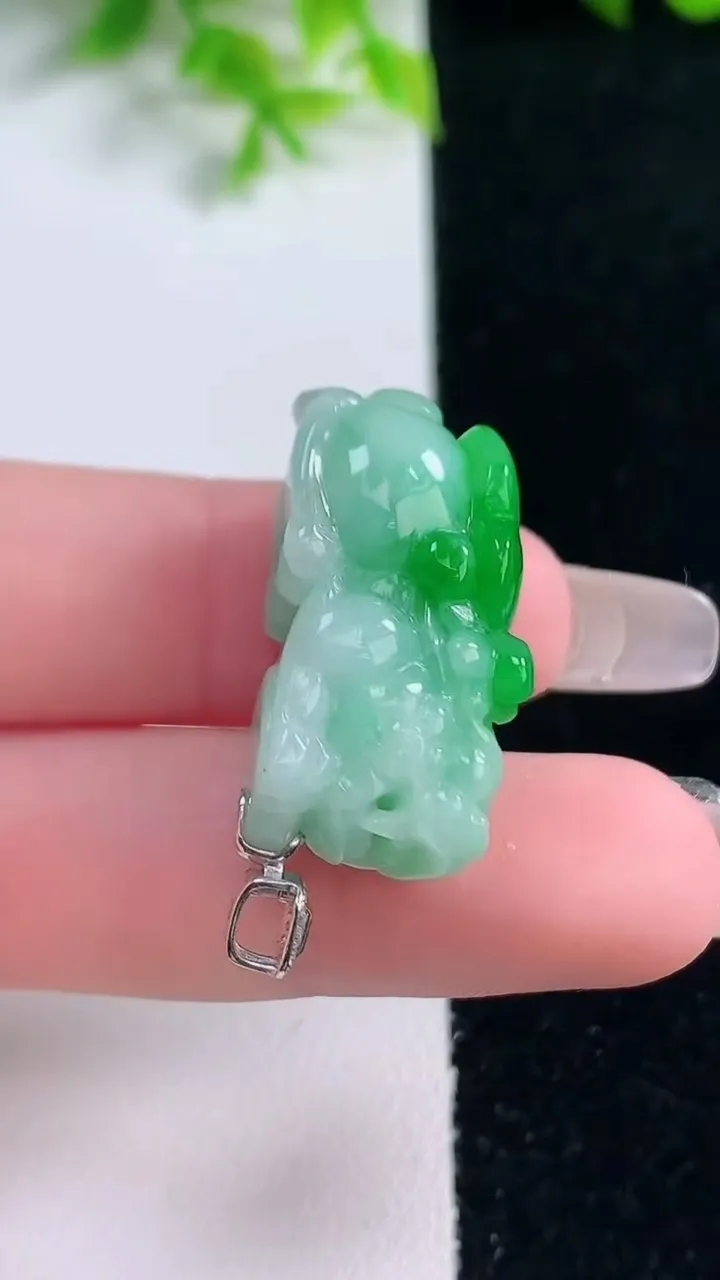 天然A货翡翠貔貅吊坠，尺寸26.5-13-13，重量:11.05g
1月16日