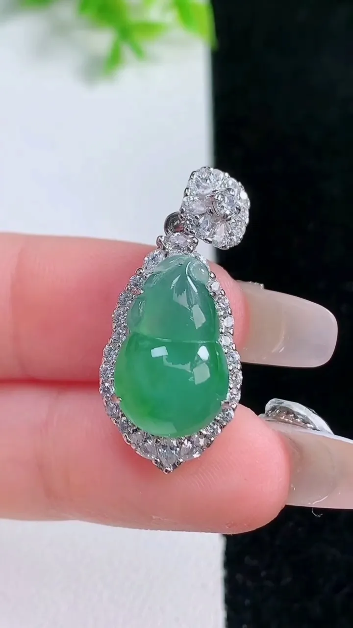 天然A货翡翠葫芦吊坠，尺寸28.5-13.3-9.6，裸石16.5-10.7重量:4.05g
1月1