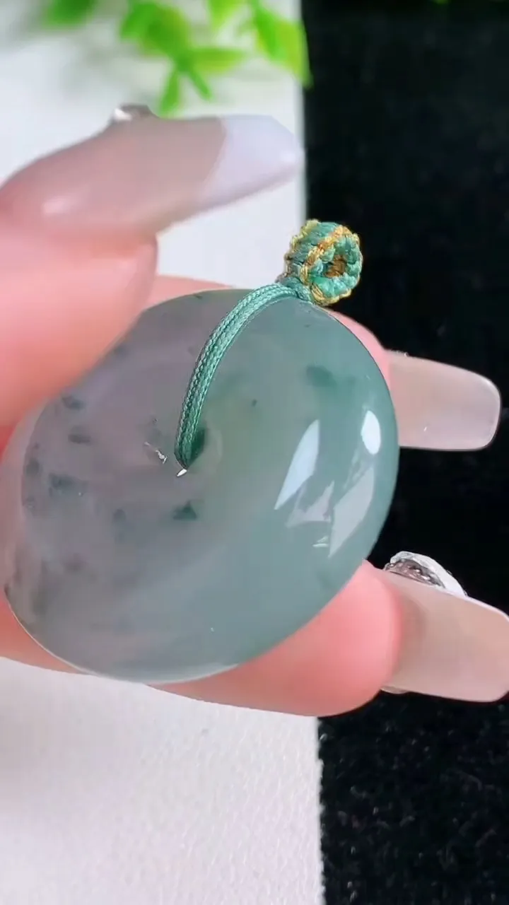 天然A货翡翠冰种飘花平安扣吊坠，尺寸31.3-9，重量:18.64g
1月16日