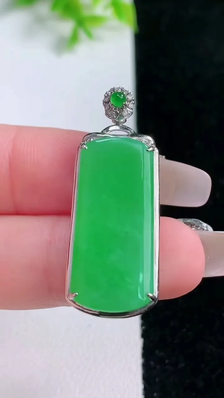 天然A货翡翠无事牌吊坠，尺寸35.5-14-4.9，裸石26-12.3重量:4.56g
1月16日