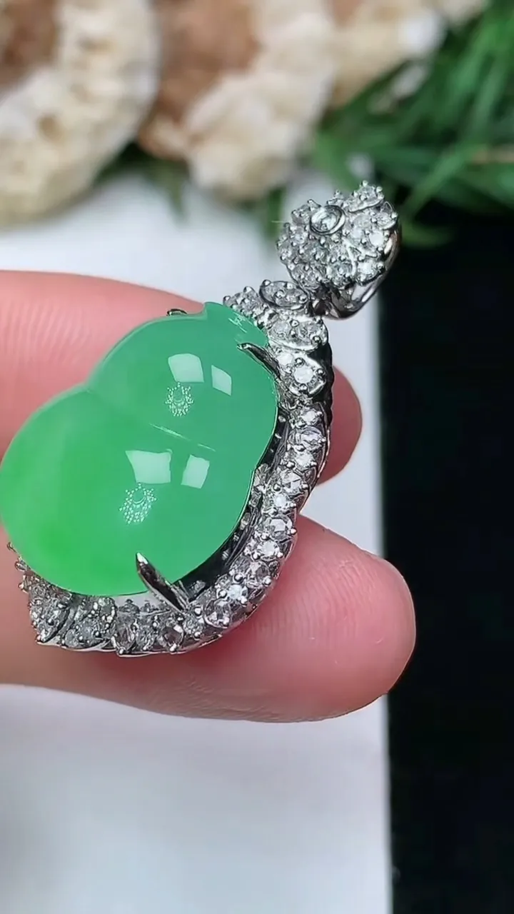 天然A货翡翠葫芦吊坠，尺寸32.9-19-12.6，裸石18-15.3，重量:8.24g
1月16日