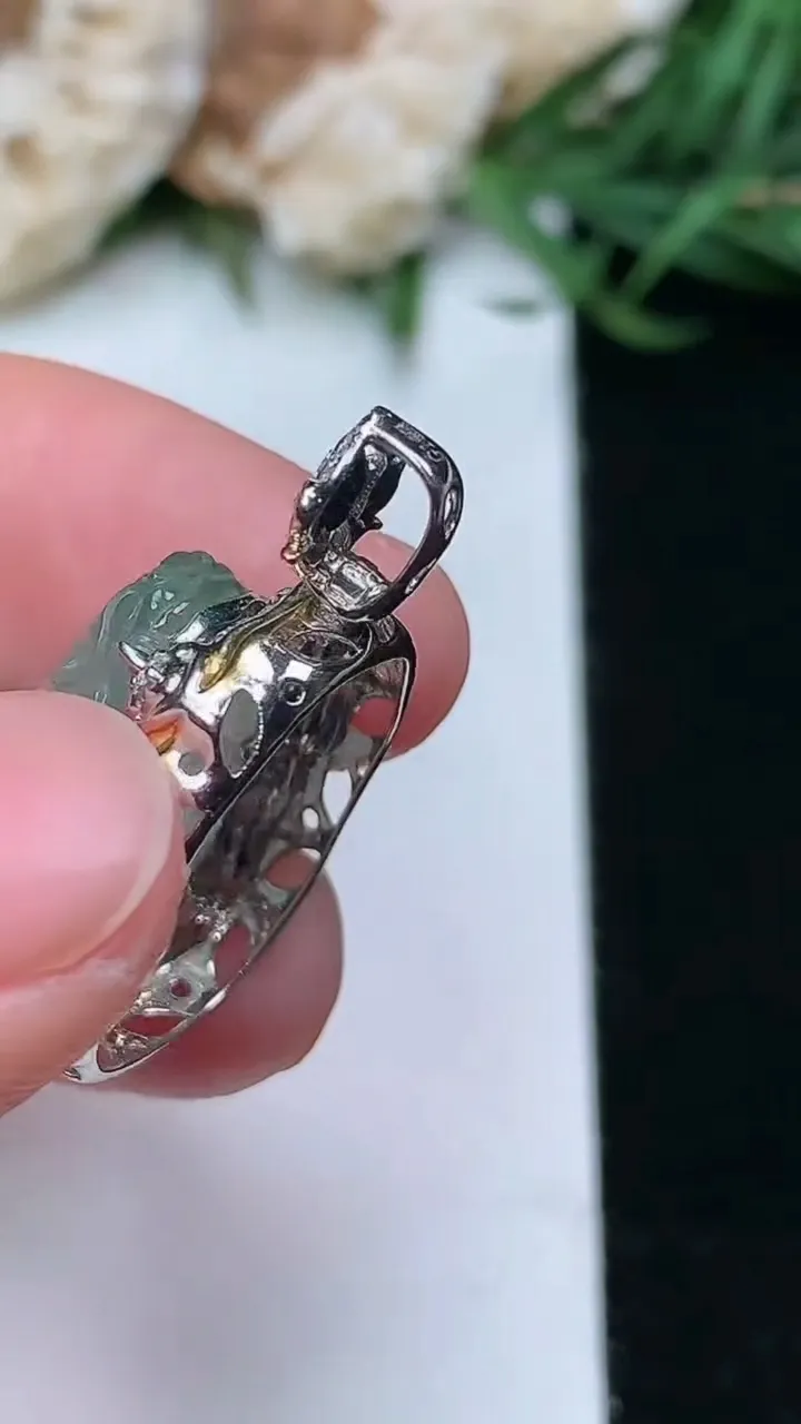 天然A货翡翠貔貅吊坠，尺寸26-15.2-10.4，裸石14.9-11.5
1月16日