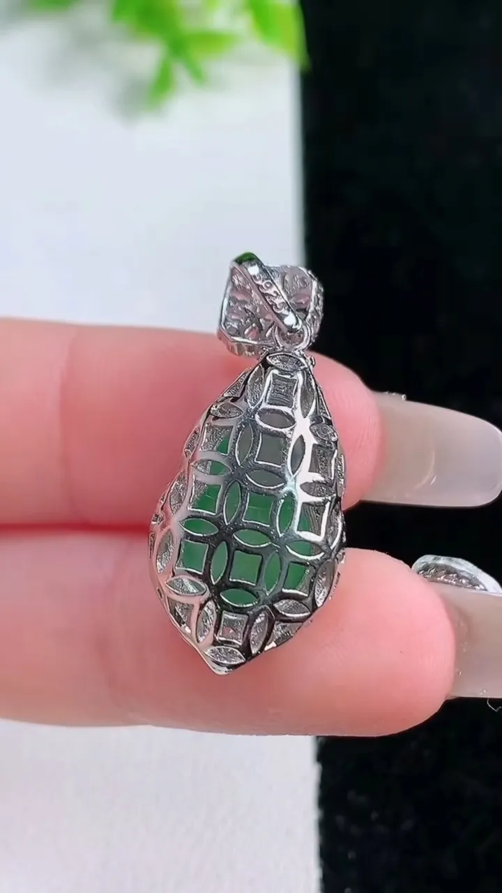 天然A货翡翠葫芦吊坠，尺寸28.5-13.3-9.6，裸石16.5-10.7重量:4.05g
1月16日