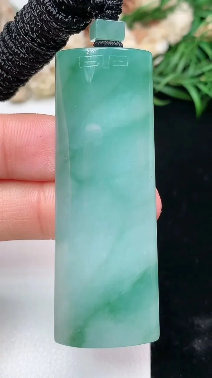 天然A货翡翠平安柱吊坠，尺寸55.5-20.2-8.5，重量:30.57g
1月16日