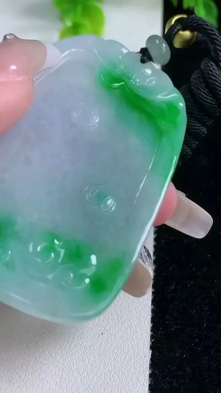 天然A货翡翠喜鹊鱼吊坠，尺寸64-41.7-6.3，重量:42.56g
1月16日