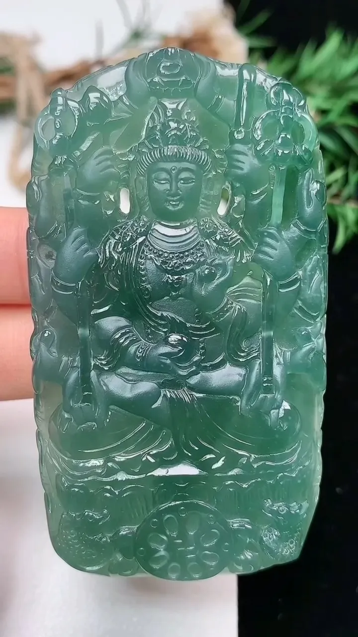 天然A货翡翠蓝水千手观音吊坠，尺寸70.8-40.4-7.2，重量:46.00g
1月16日