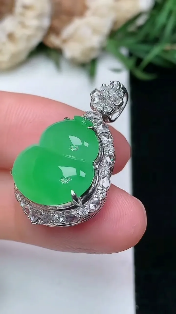 天然A货翡翠葫芦吊坠，尺寸28.2-17.7-11.2，裸石15.6-14.7，重量:5.56g
1月16日