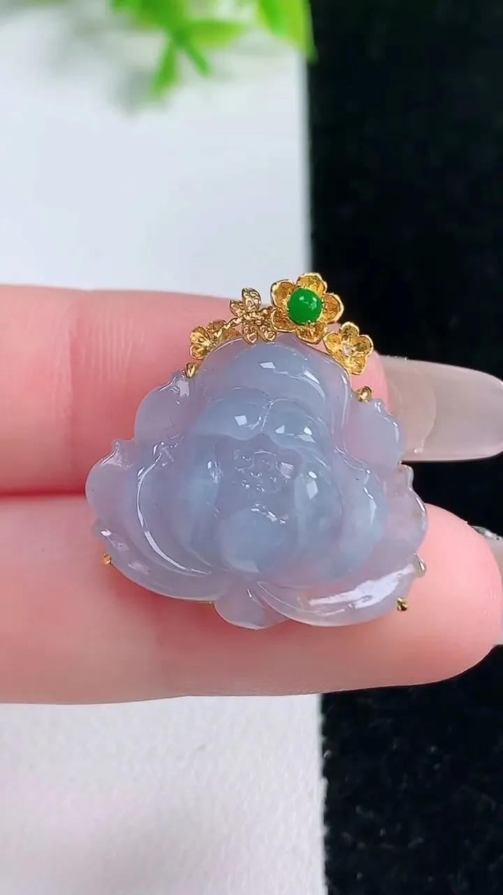 天然A货翡翠种紫罗兰花开富贵吊坠，尺寸19-23.8-7.4，重量:4.05g
1月16日