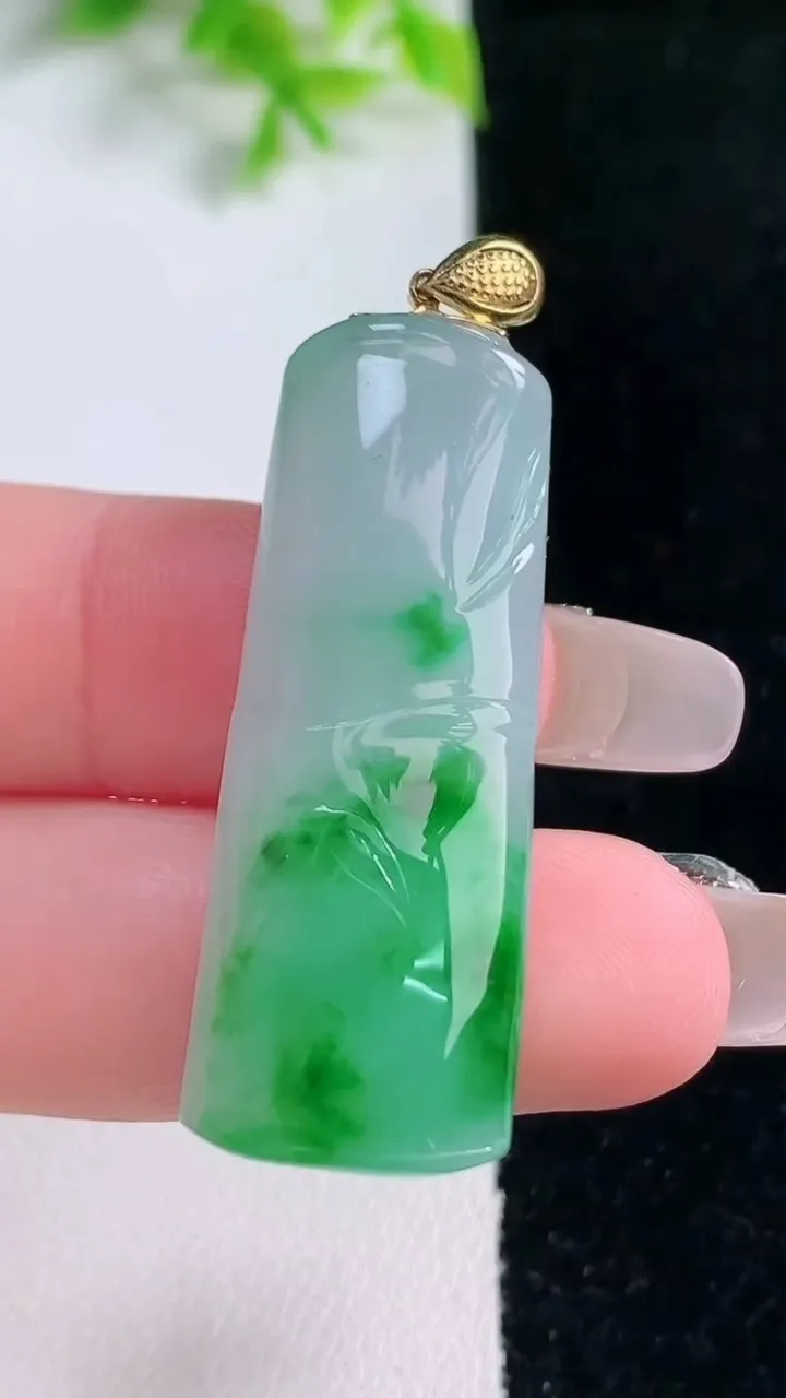 天然A货翡翠节节高升 竹节吊坠，尺寸38.6-14.2-7.5，重量:10.22g
1月16日