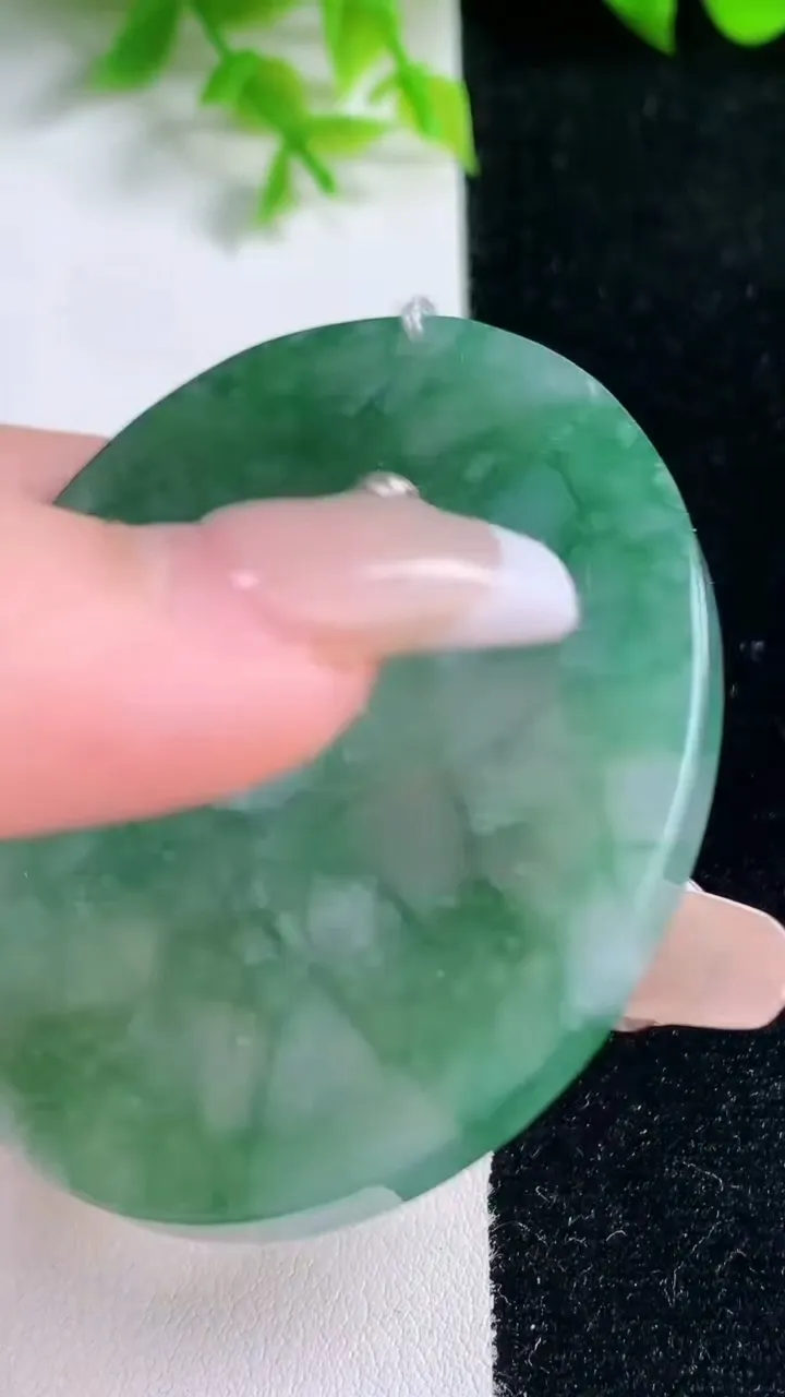 天然A货翡翠无事牌镶嵌件，尺寸56.5-47.2-4.7，重量:34.64g
1月16日