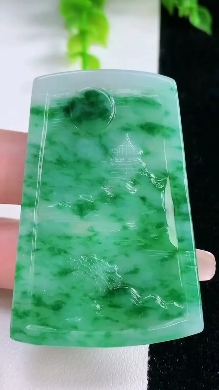 天然A货翡翠山水牌吊坠，尺寸57-37.4-5，重量:29.51g
1月16日