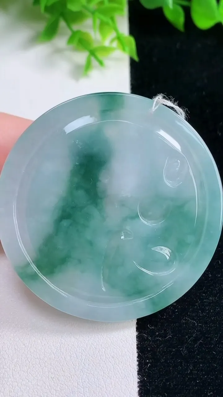 天然A货翡翠冰种飘花文殊菩萨吊坠，尺寸56.6-5.8，重量:39.11g
1月16日