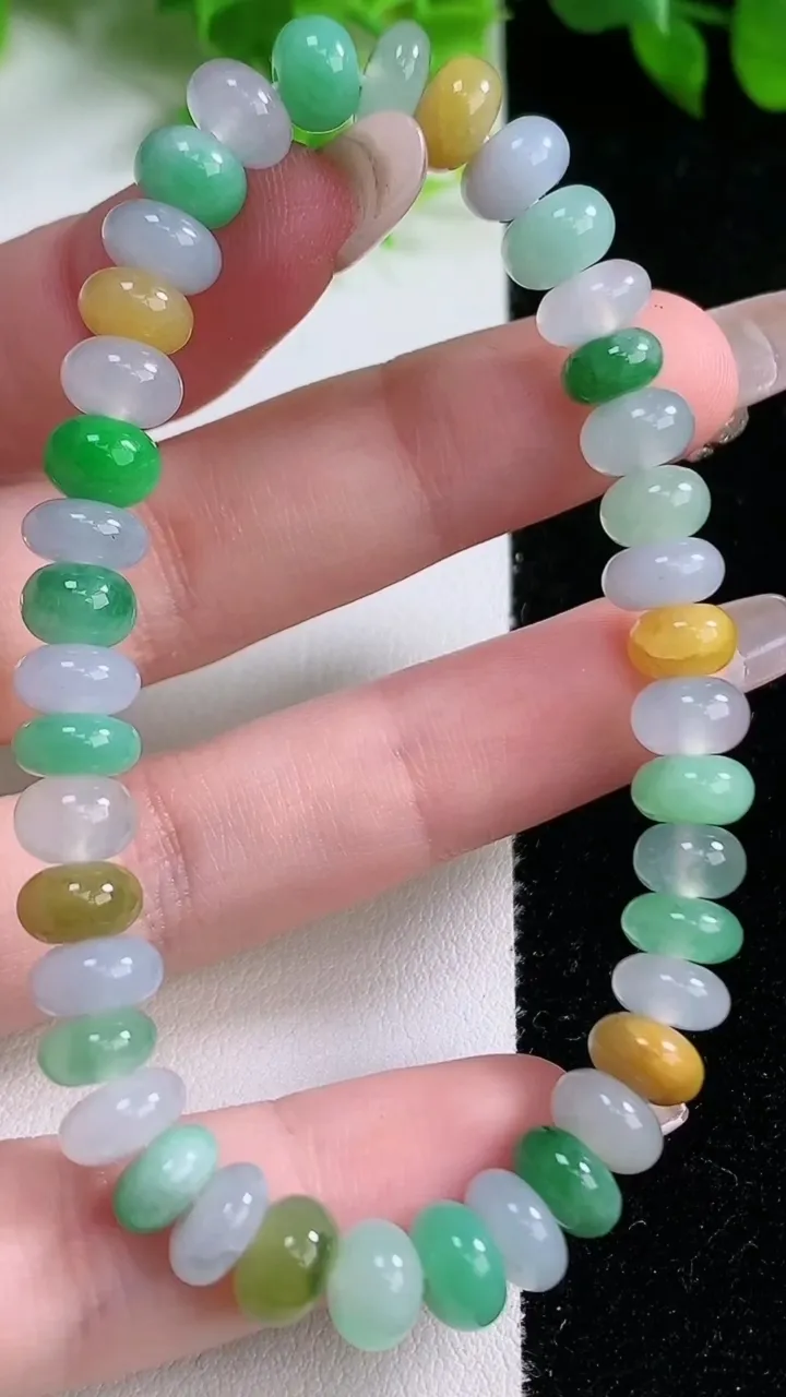 天然A货翡翠三彩算盘珠手串，尺寸7.8-3.8-40颗，重量:20.83g1月16日
工厂直销收藏佳