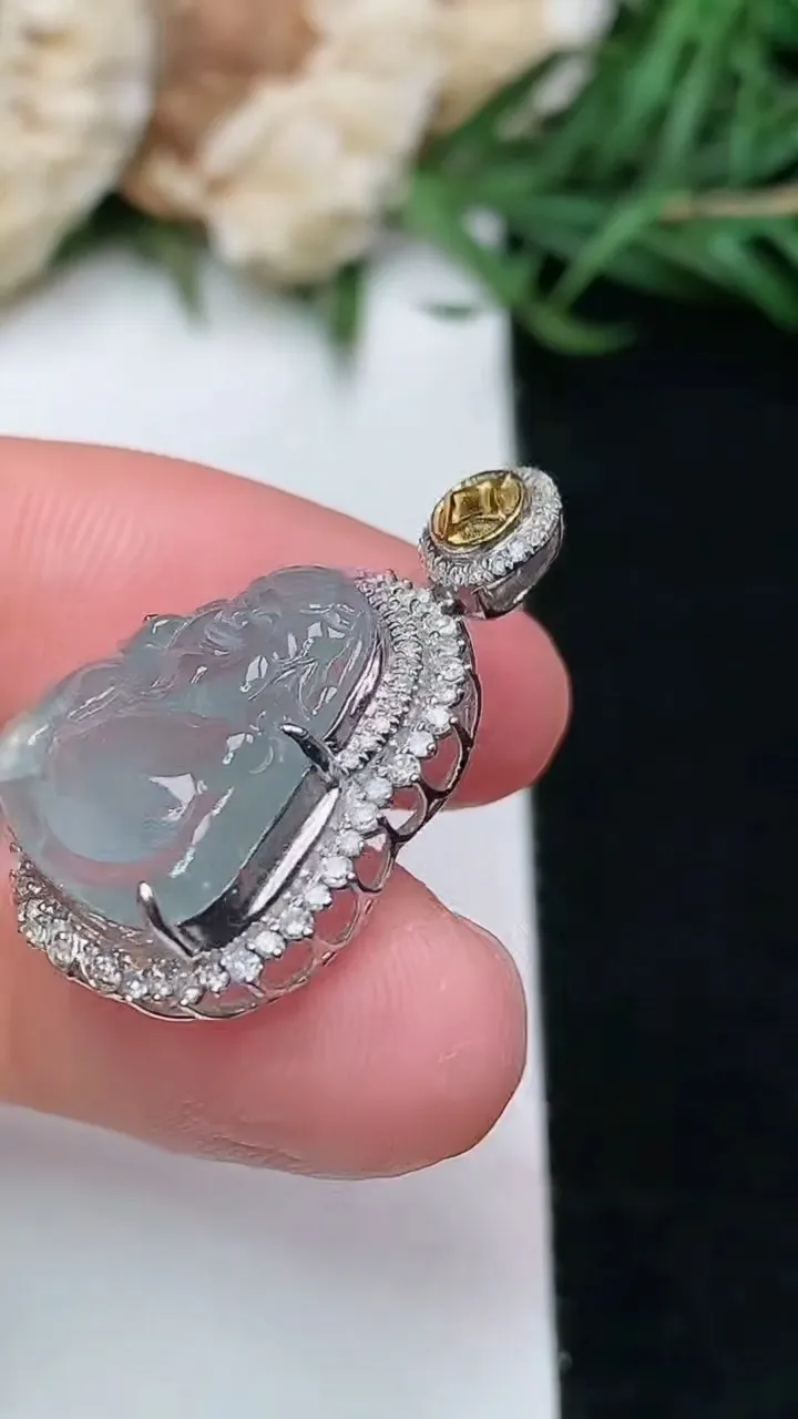 天然A货翡翠白冰财神爷吊坠，尺寸25.7-18-9，裸石15.2-14.8，重量:3.04g
1月16日