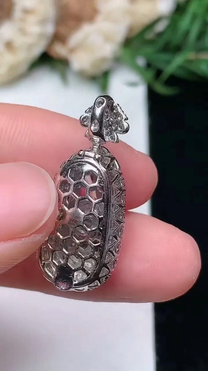 天然A货翡翠福豆吊坠，尺寸25.9-11.3-9.2，裸石15-7，重量:2.90g
1月16日