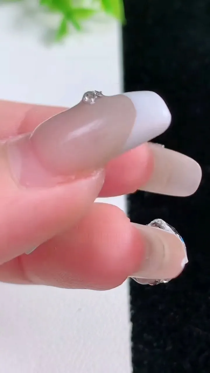 天然A货翡翠种飘花寿桃吊坠，尺寸22.8-14-8.3，重量:4.06g
1月16日