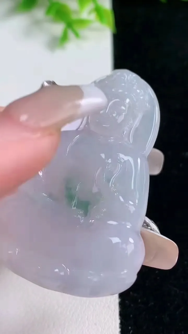 天然A货翡翠冰种飘花观音菩萨吊坠，尺寸50.8-33.4-5.5，重量:17.22g
1月16日