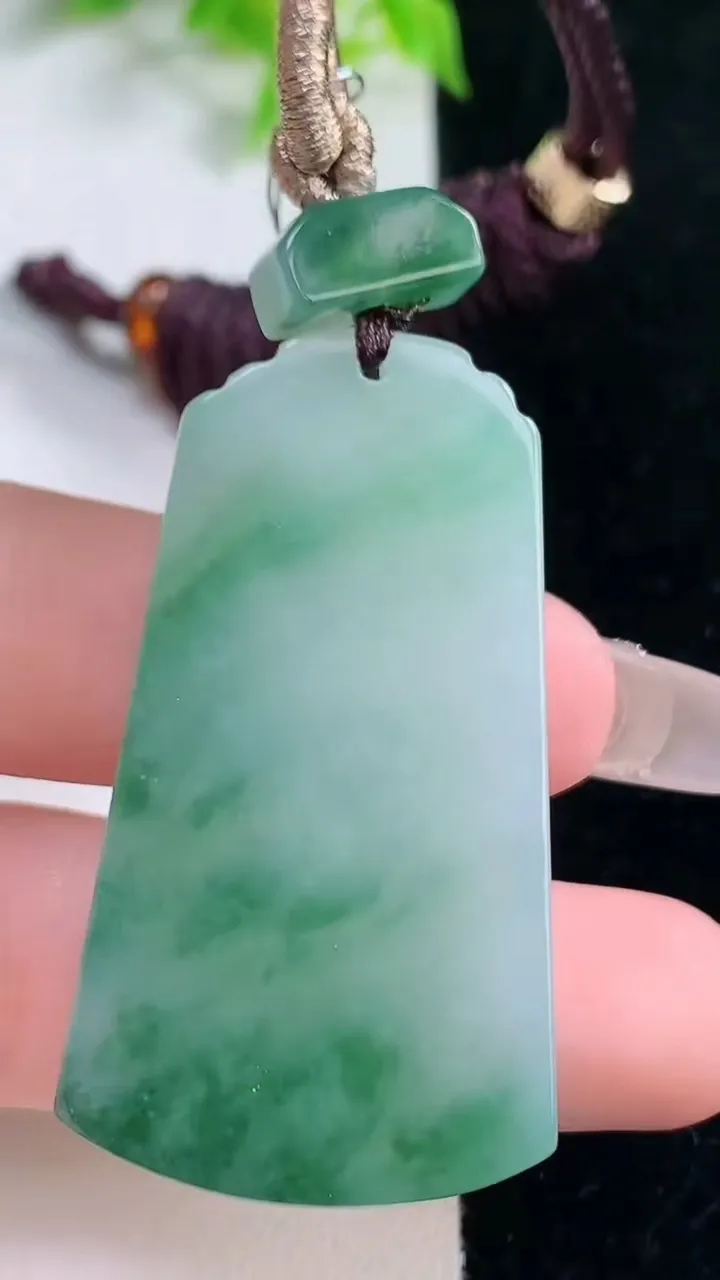 天然A货翡翠冰种飘花仿古无事牌吊坠，尺寸46-25-5.8，重量:23.38g
1月16日