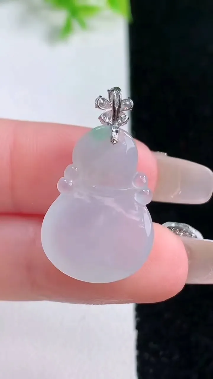 天然A货翡翠福袋吊坠，尺寸22.3-17-5.7，重量:3.54g
1月16日