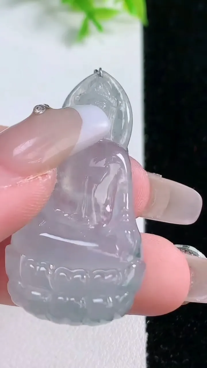 天然A货翡翠冰种飘花观音菩萨吊坠，尺寸44.2-22.2-5.4，重量:9.31g
1月16日