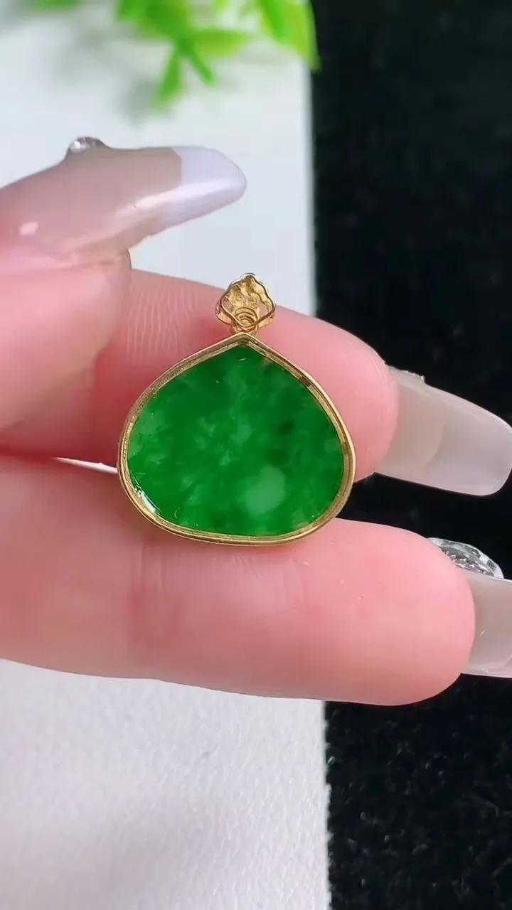 天然A货翡翠无事牌吊坠，尺寸14-17-1.6，重量:1.02g
1月16日