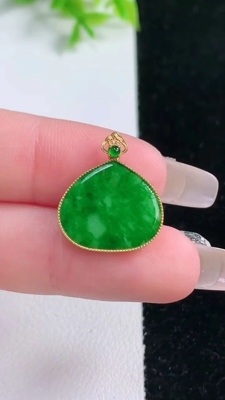 天然A货翡翠无事牌吊坠，尺寸14-17-1.6，重量:1.02g
1月16日
