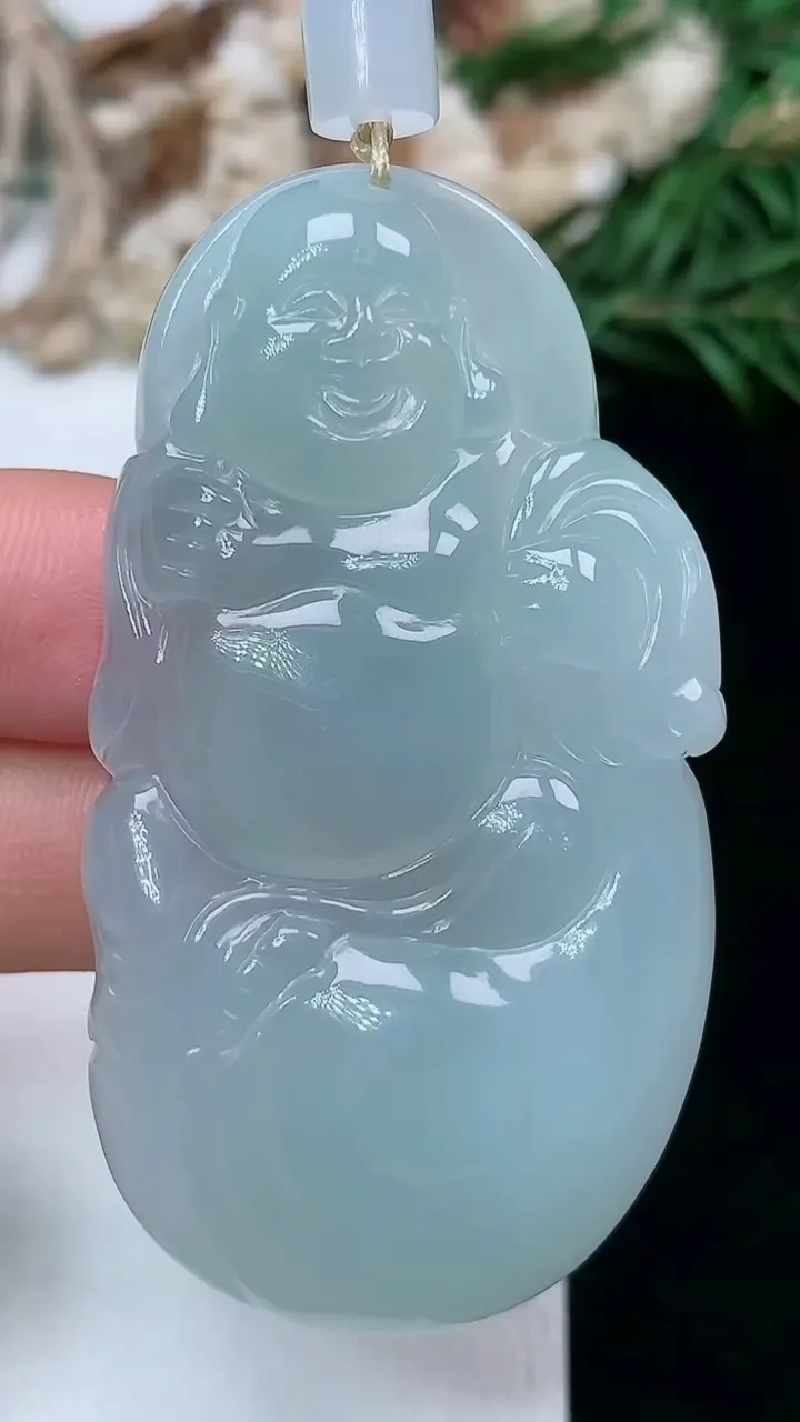 天然A货翡翠白冰布袋佛吊坠，尺寸56.6-30.5-8.6，重量:28.52g
1月16日