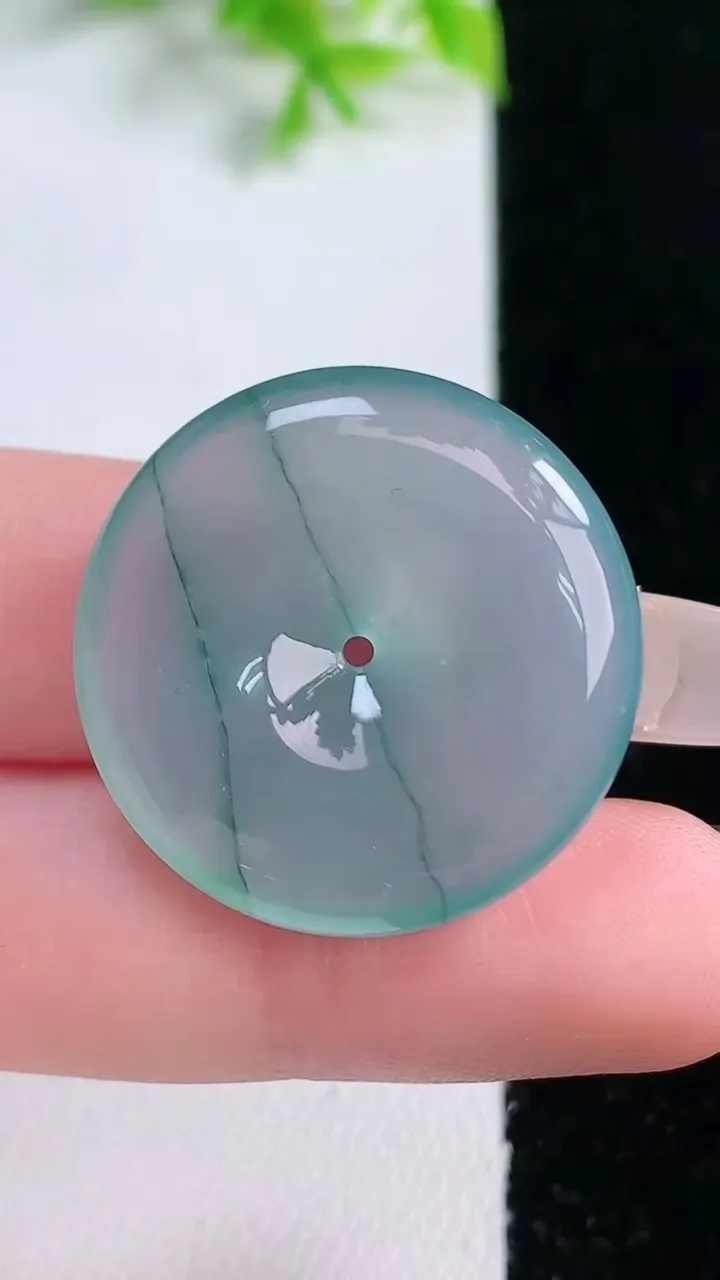 天然A货翡翠种飘花平安扣吊坠，尺寸26.5-6.3，重量:8.73g
1月16日