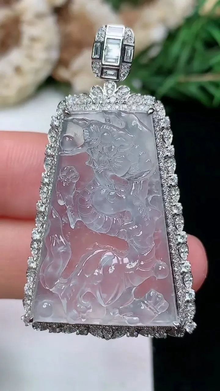 天然A货翡翠白冰龙牌吊坠，尺寸44.8-25-10.4，裸石29-19.2，重量:8.82g
1月16日