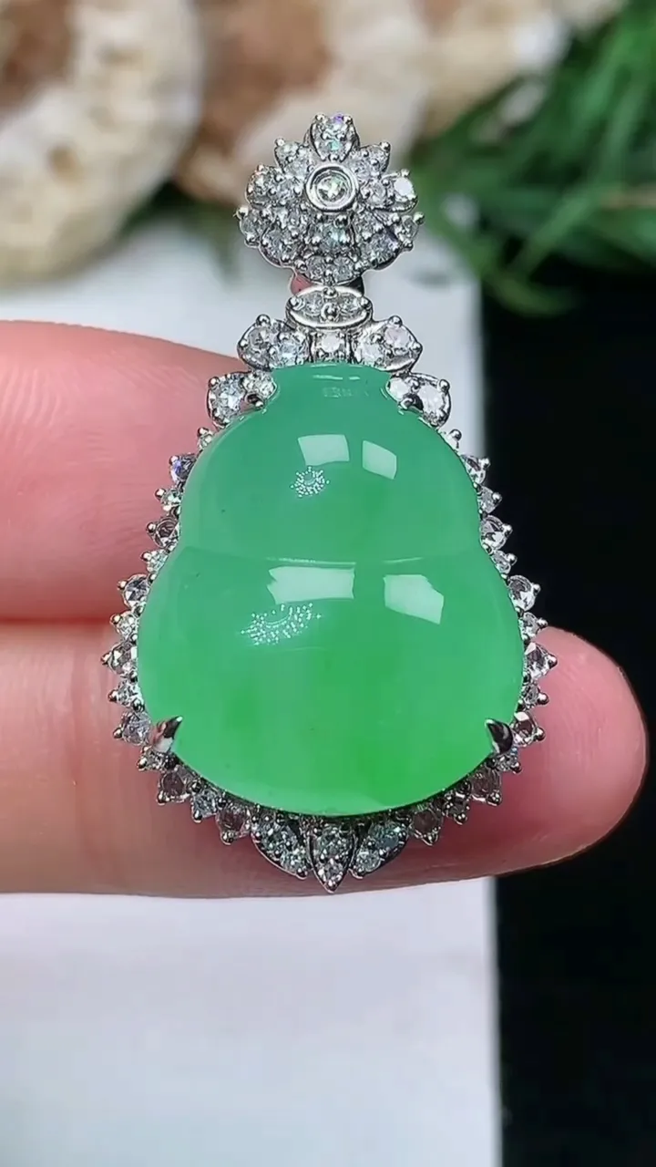 天然A货翡翠葫芦吊坠，尺寸32.9-19-12.6，裸石18-15.3，重量:8.24g
1月16日