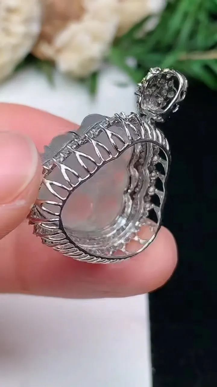 天然A货翡翠白冰佛公吊坠，尺寸26.4-22.6-11.4，裸石15.5-18，重量:4.38g
1月16日