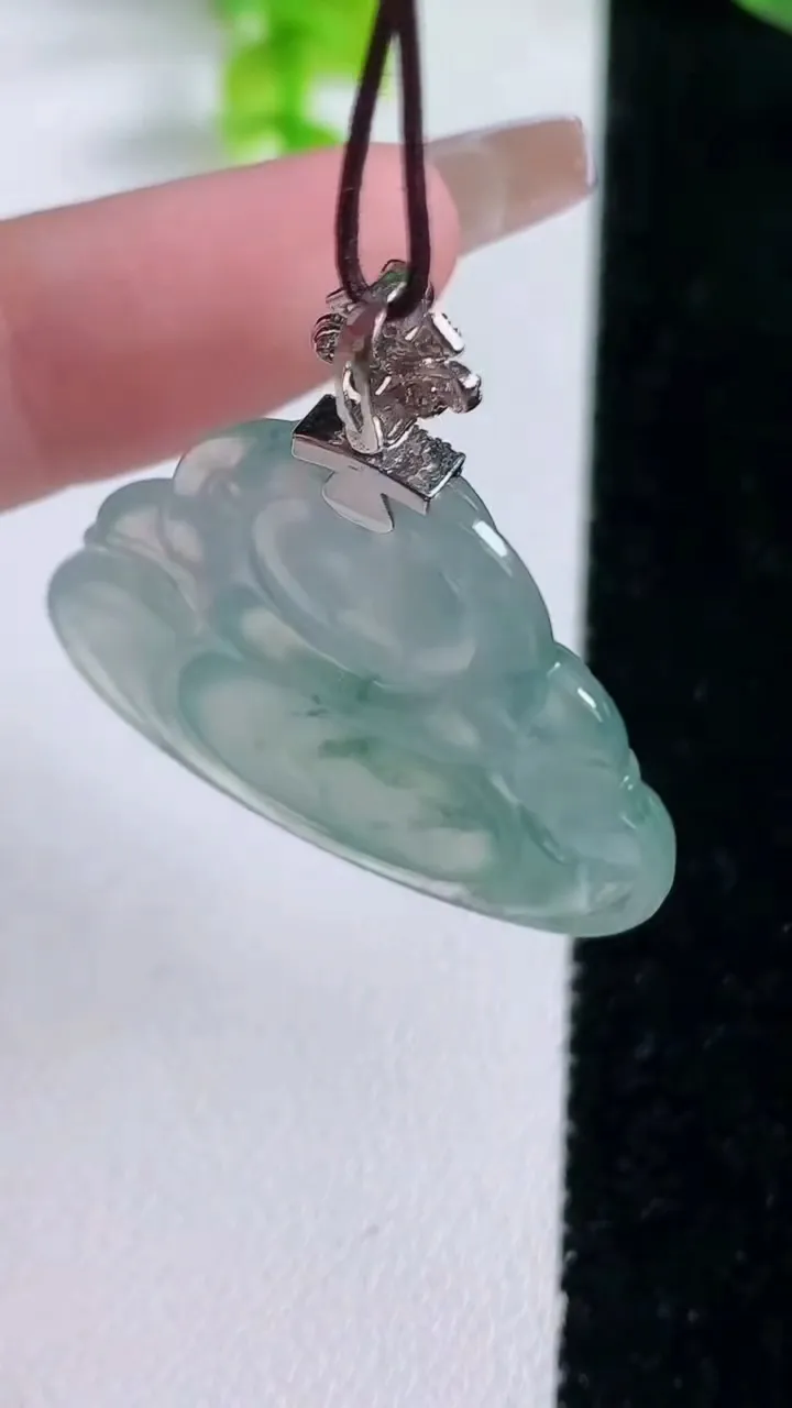 天然A货翡翠种飘花佛公吊坠，尺寸26-32.8-5，重量:7.30g
1月16日