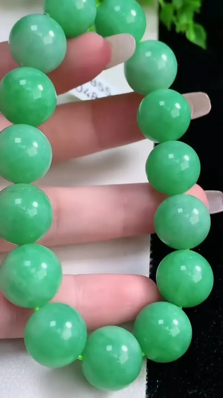 天然A货翡翠圆珠手串，尺寸13.8-15颗，重量:70.45g1月16日
工厂直销收藏佳品,种好水足，色泽均匀，有种有色，上手高大气！
