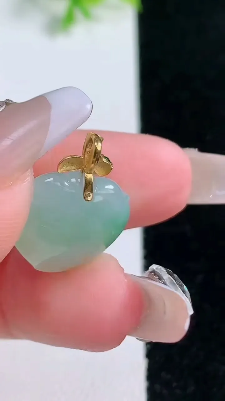 天然A货翡翠寿桃吊坠，尺寸15.5-16-9，重量:3.60g
1月16日