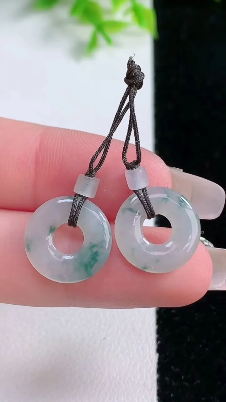 天然A货翡翠飘花平安环吊坠，尺寸14-2，重量:2.05g
1月16日